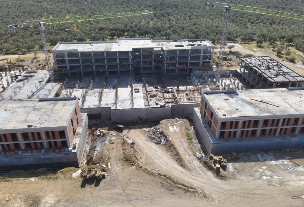 EDREMİT’TE 300 YATAKLI YENİ DEVLET HASTANESİ İNŞAATI YÜKSELİYOR