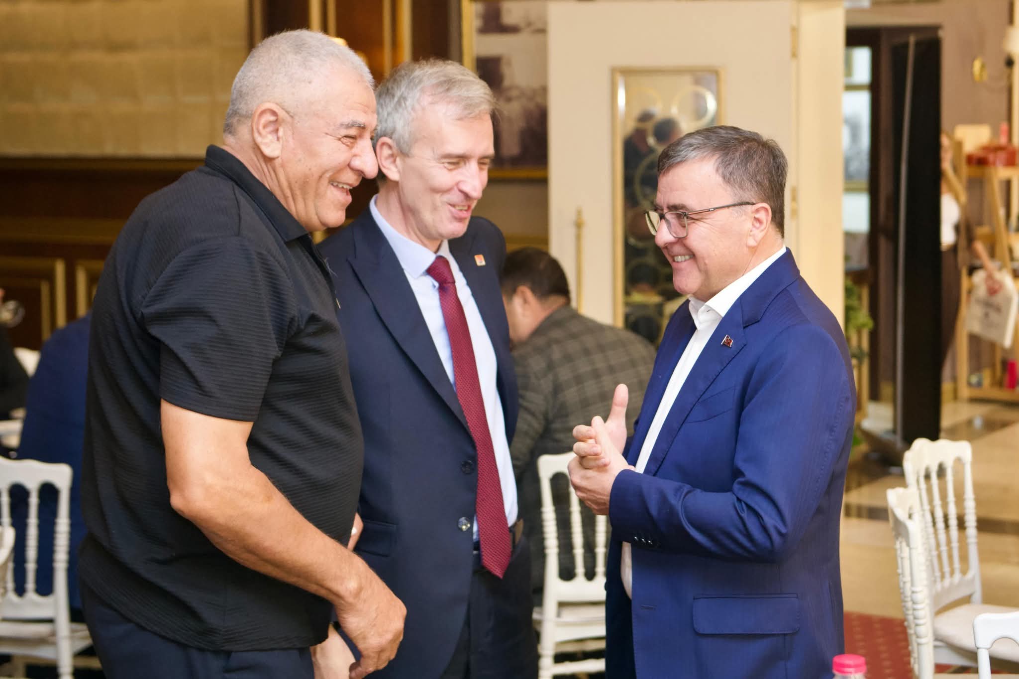 BAŞKAN HAKAN ŞEHİRLİ MUHTARLARLA KAHVALTIDA BULUŞTU