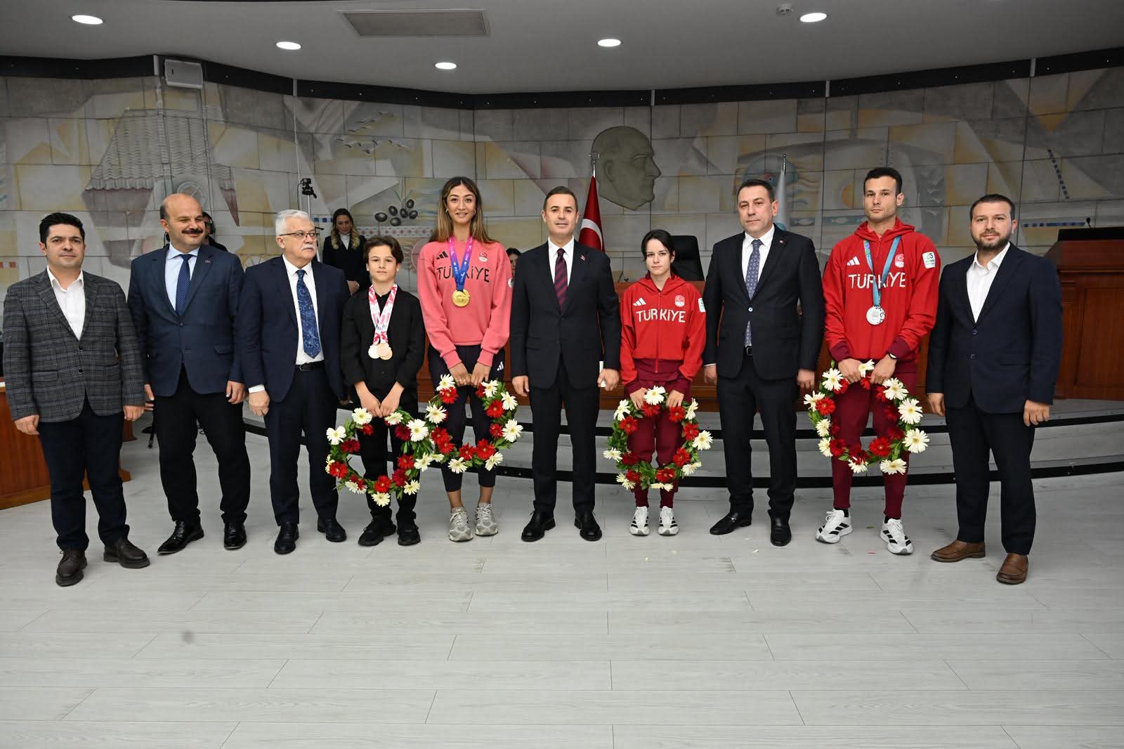 BAŞKAN AKIN, MİLLİ SPORCULARI AĞIRLADI