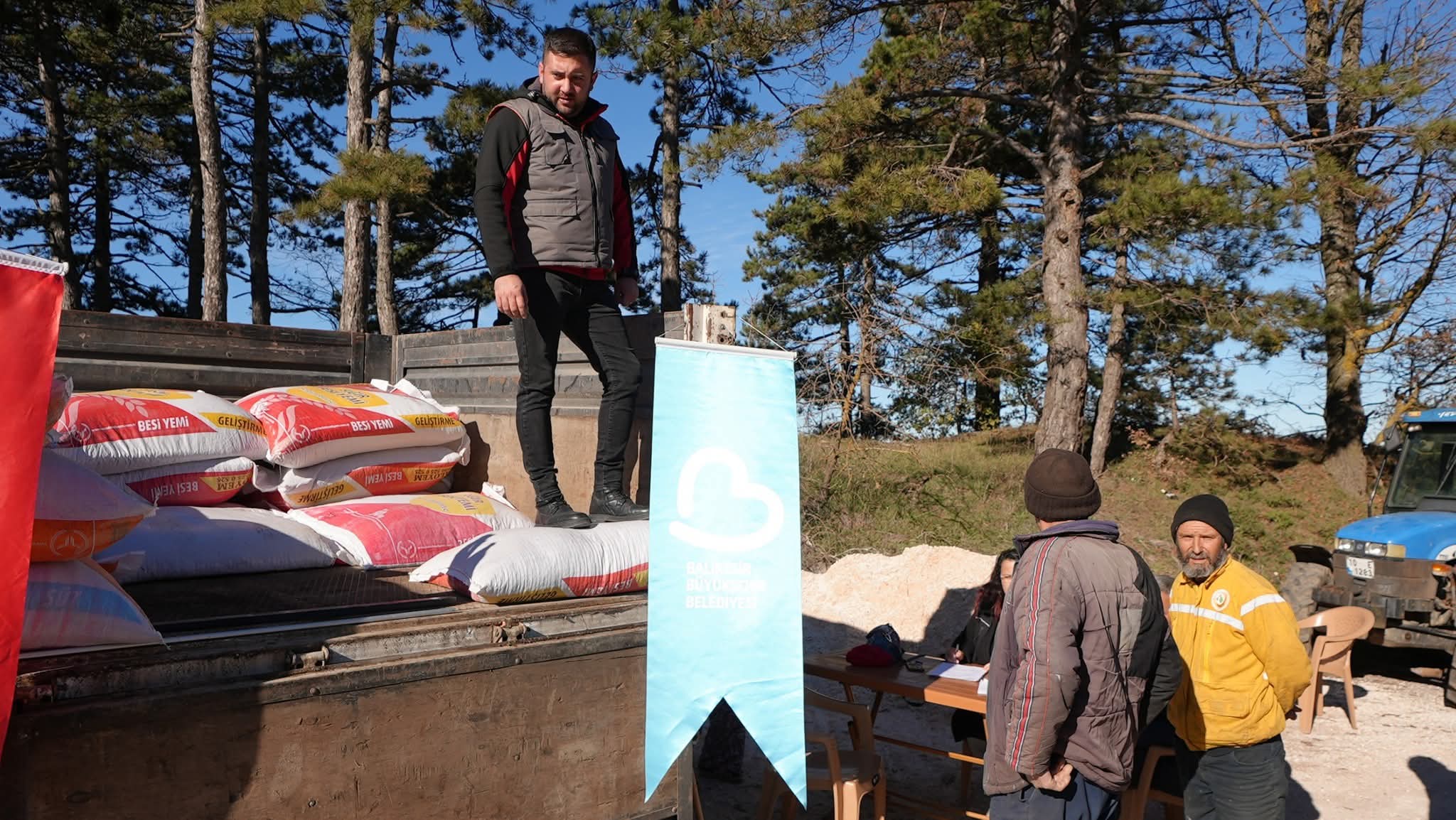 Sındırgılı depremzede çiftçilere hayvan yemi desteği