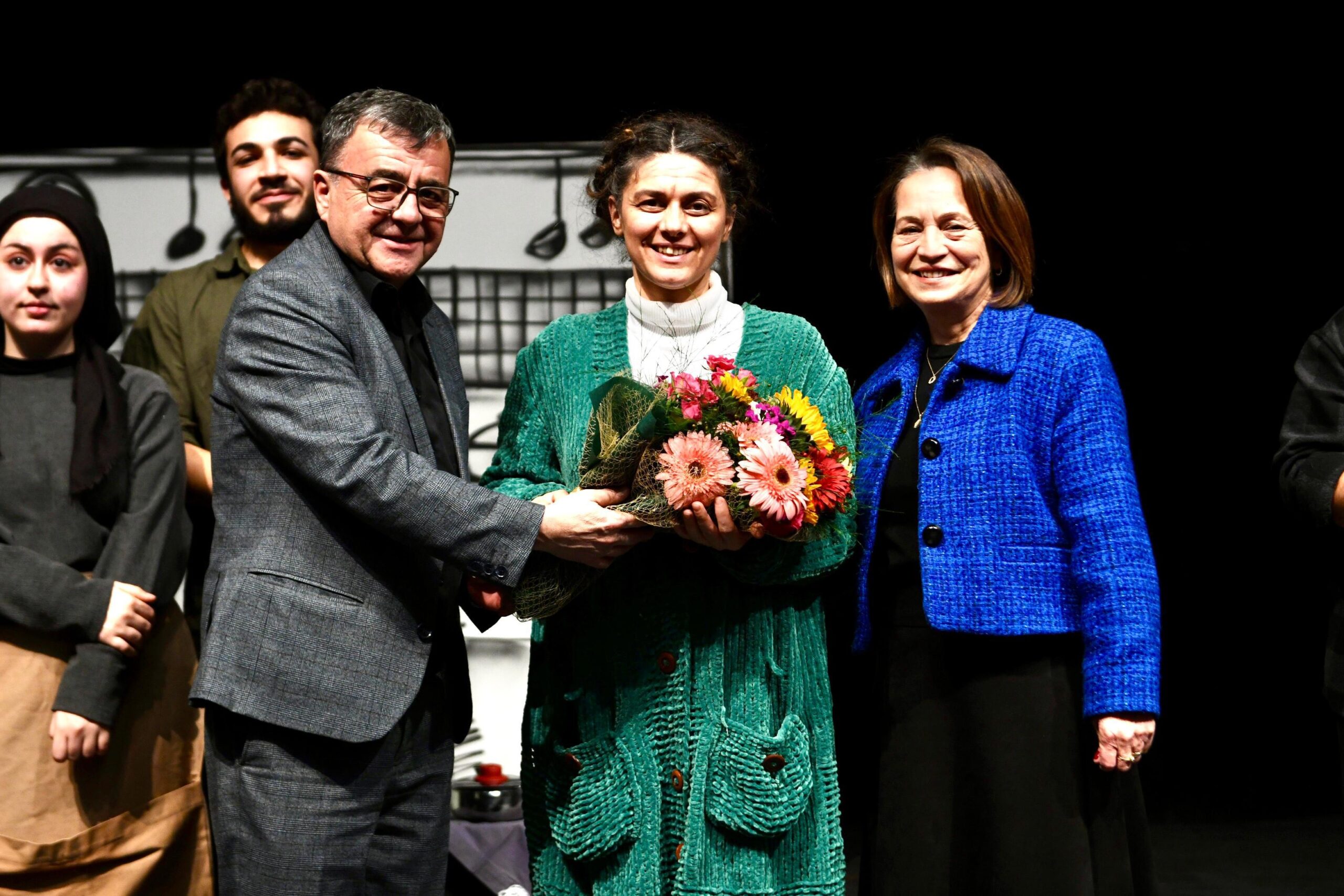 ALTIEYLÜL’DE YARIYIL TİYATRO GÜNLERİ BAŞLADI