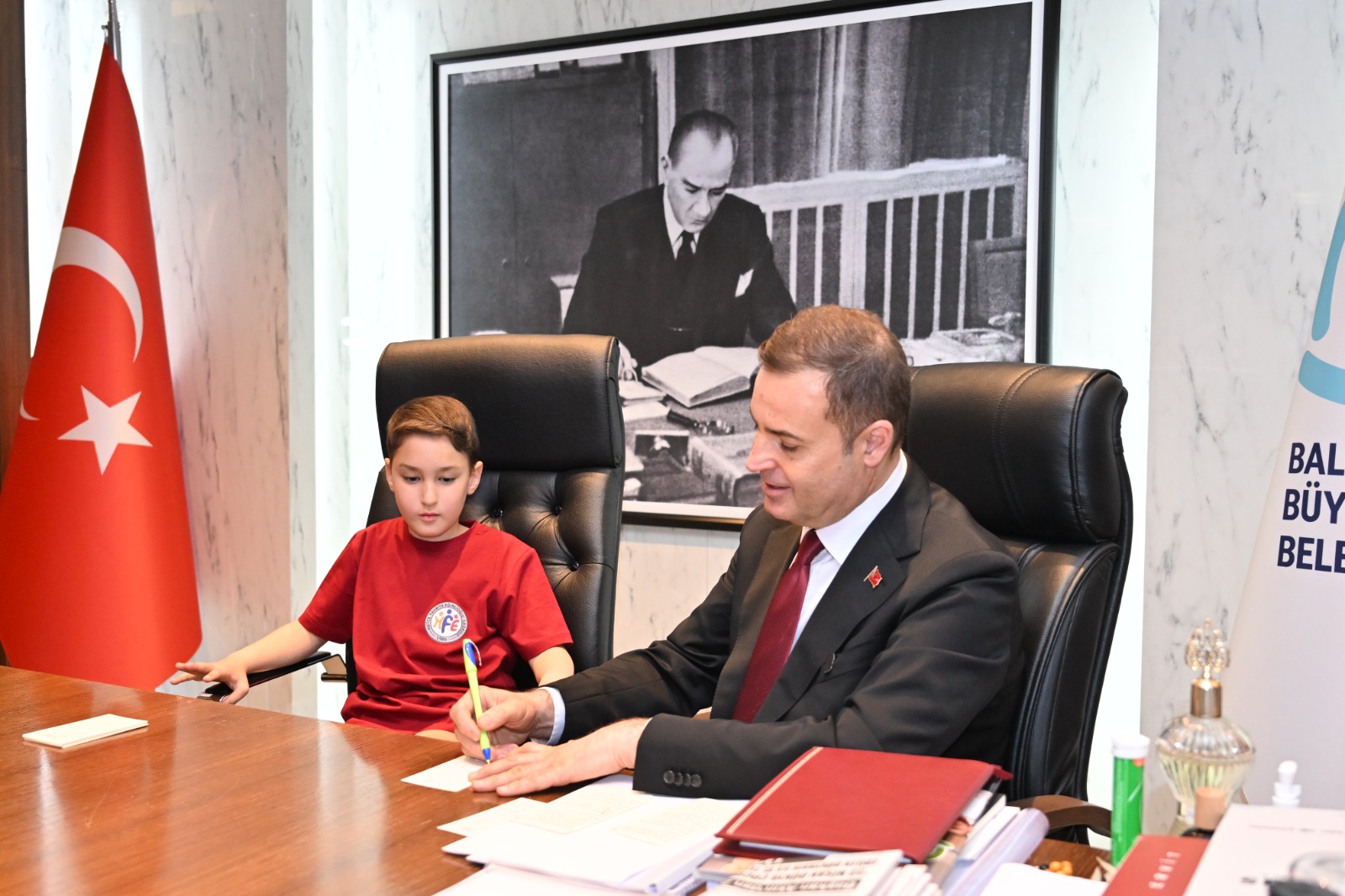 Akın, makamını çocuklara devretti