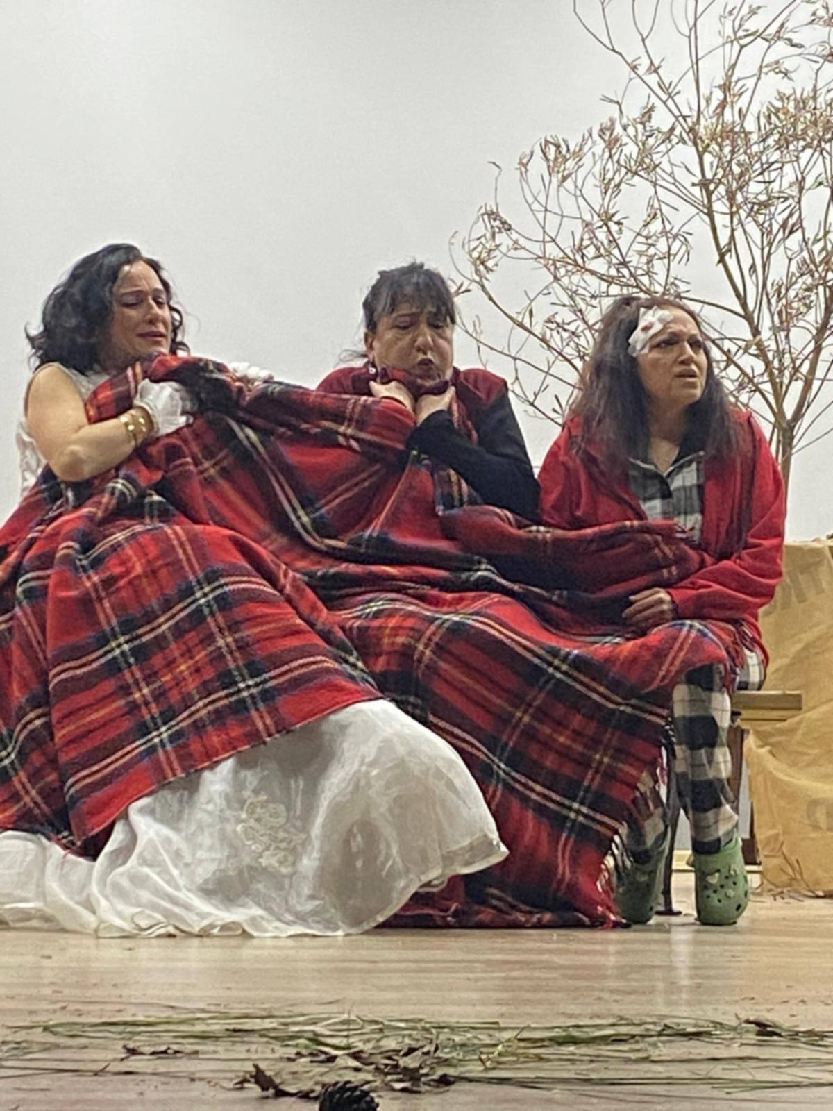 “KIRMIZI BATTANİYE” AYHAN ŞAHENK KÜLTÜR MERKEZİ’NDE SAHNELENDİ