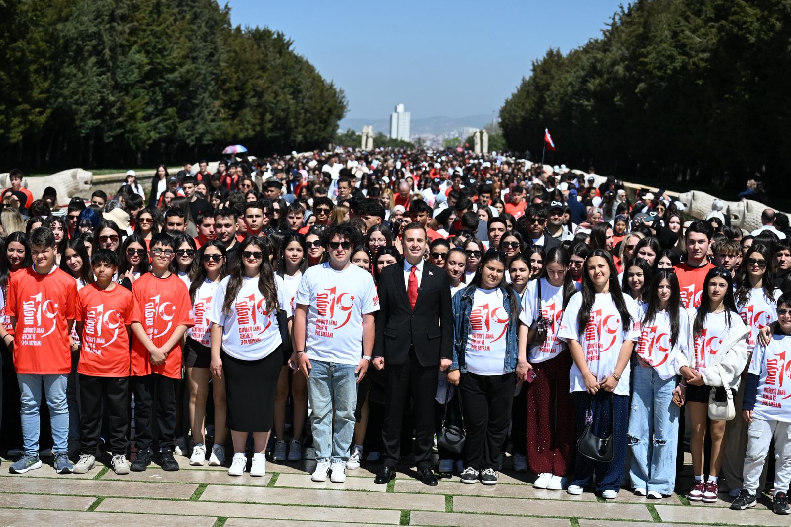 Başkan Akın ve 1071 Balıkesirli Genç Anıtkabir’de