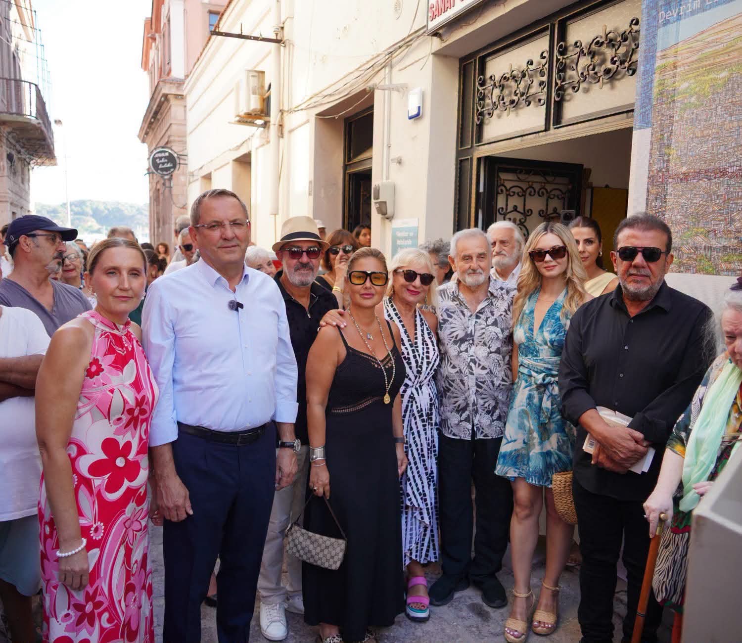 AYVALIK’TA RESSAM DEVRİM ERBİL VE SANAT DÜNYASININ USTA İSİMLERİ BULUŞTU