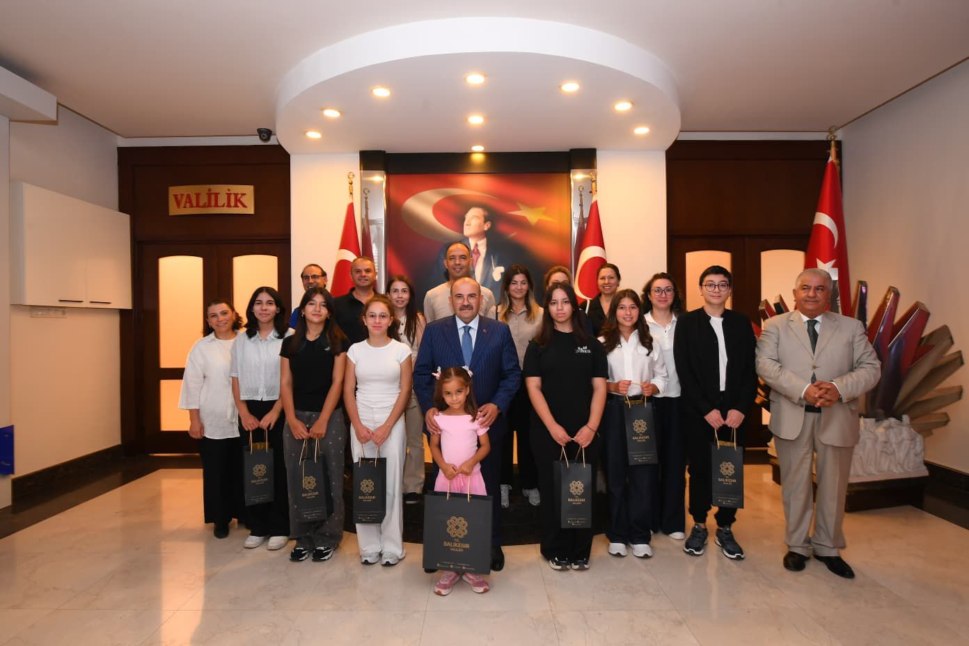 Balıkesir’in Gurur Tablosu: LGS ve YKS Şampiyonları Vali İsmail Ustaoğlu ile Buluştu